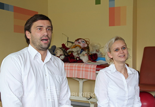 Renginio vedėjai Kauno lėlių teatro aktoriai Remigijus Endriukaitis ir Indrė Taločkaitė