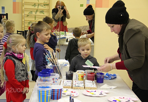 Mažieji dalyviai ir dailininkė Vilija Kneižytė