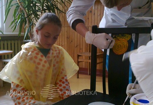 Tapant ant kėdžių