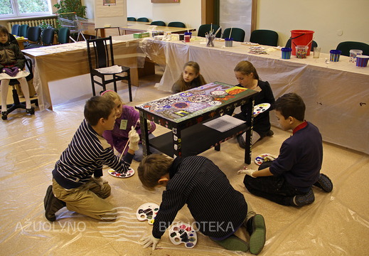 Buvo nuspręsta stalo kojas dekoruoti baltų simboliais