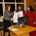 Vokiškų ir šveicariškų leidinių bibliotekos bibliotekininkė V. Korn dovanojo renginio dalyviams KAVB suvenyrus