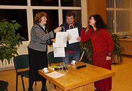 Vokiškų ir šveicariškų leidinių bibliotekos bibliotekininkė V. Korn dovanojo renginio dalyviams KAVB suvenyrus