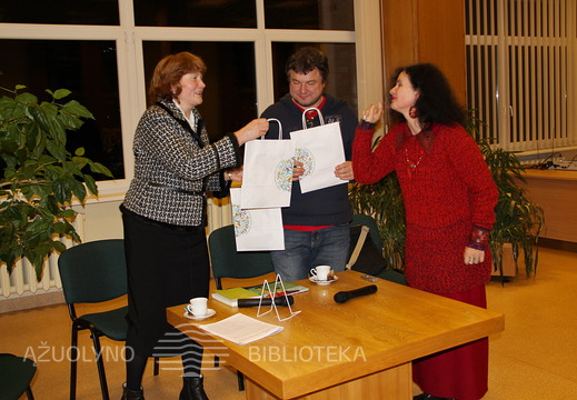 Vokiškų ir šveicariškų leidinių bibliotekos bibliotekininkė V. Korn dovanojo renginio dalyviams KAVB suvenyrus