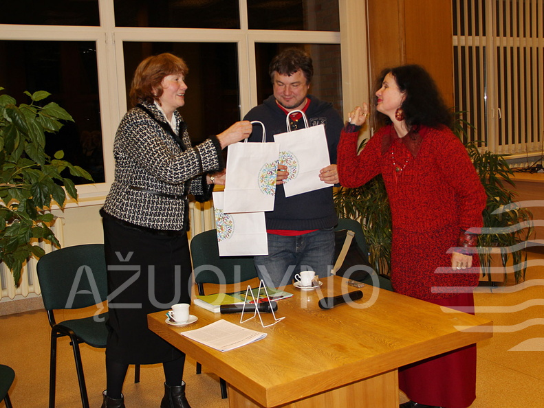 Vokiškų ir šveicariškų leidinių bibliotekos bibliotekininkė V. Korn dovanojo renginio dalyviams KAVB suvenyrus
