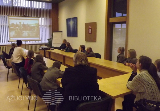 Projekto aptarimas, žiūrint renginių nuotraukas