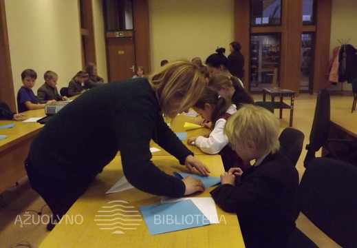 Kartu su vaikais lankstė ir projekto organizatoriai bei pedagogai