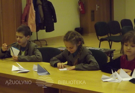 Vaikai susidomėję dirbo