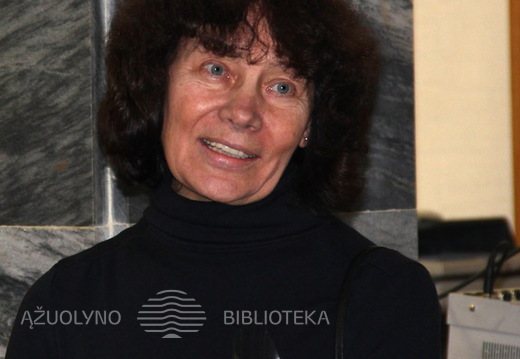 Menininkė mokinusi tapyti ant šilko Marijona Sinkevičienė