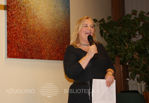 Renginio vedėja Rimantė Tamoliūnienė pristato naują L. Šinkūnaitės knygą apie Pažaislio vienuolyną.