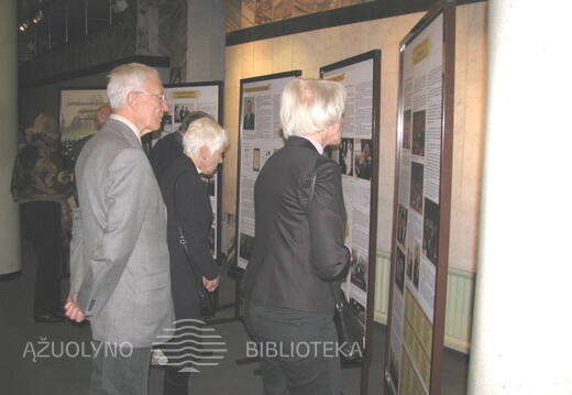 Parodos „Subtiliausiam dirigento mostui paklūstantis choras“ lankytojai