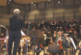 Maestro P. Bingelis su choru ir orkestru prieš koncertą
