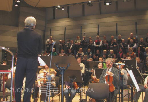 Maestro P. Bingelis su choru ir orkestru prieš koncertą