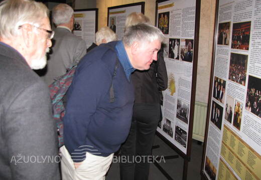 Parodos „Subtiliausiam dirigento mostui paklūstantis choras“ lankytojai