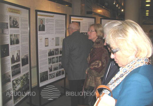 Parodos „Subtiliausiam dirigento mostui paklūstantis choras“ lankytojai