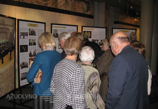 Parodos „Subtiliausiam dirigento mostui paklūstantis choras“ lankytojai
