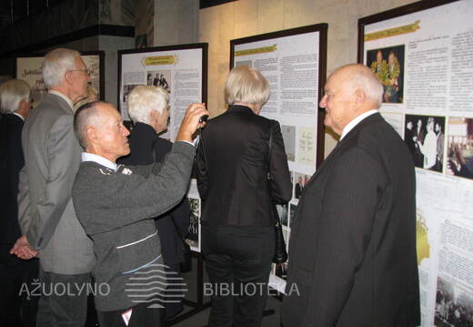 Parodos „Subtiliausiam dirigento mostui paklūstantis choras“ lankytojai