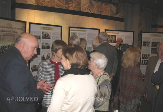 Parodos „Subtiliausiam dirigento mostui paklūstantis choras“ lankytojai