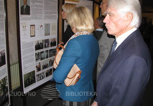 Parodos „Subtiliausiam dirigento mostui paklūstantis choras“ lankytojai