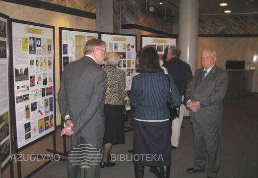 Parodos „Subtiliausiam dirigento mostui paklūstantis choras“ lankytojai