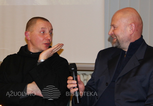 Filmo autorius Dalius Ramanauskas ir Palendrių Šv. Benedikto vienuolyno prioras kun. Kazimieras Milaševičius OSB.