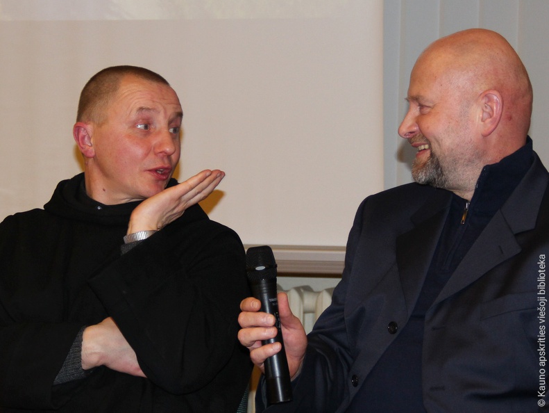 Filmo autorius Dalius Ramanauskas ir Palendrių Šv. Benedikto vienuolyno prioras kun. Kazimieras Milaševičius OSB.