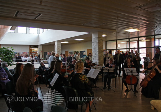 Kauno Juozo Gruodžio konservatorijos styginių orkestras, vadovaujamas Kristinos Domarkienės.