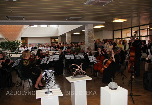 Kauno Juozo Gruodžio konservatorijos styginių orkestras, vadovaujamas Kristinos Domarkienės.
