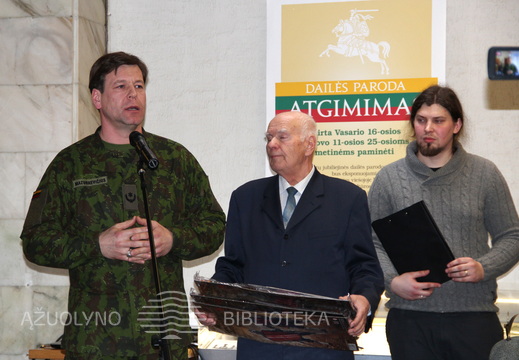 Lietuvos kariuomenės Kauno Įgulos karininkų ramovės, viršininkas, majoras Donatas Mazurkevičius apdovanoja parodos dalyvius