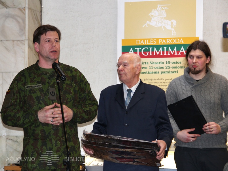 Lietuvos kariuomenės Kauno Įgulos karininkų ramovės, viršininkas, majoras Donatas Mazurkevičius apdovanoja parodos dalyvius