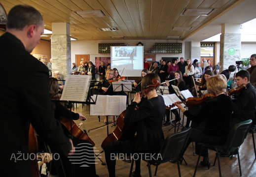 Kauno Juozo Gruodžio konservatorijos styginių orkestras, vadovaujamas Kristinos Domarkienės.