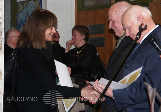 Apdovanojimų akimirka.