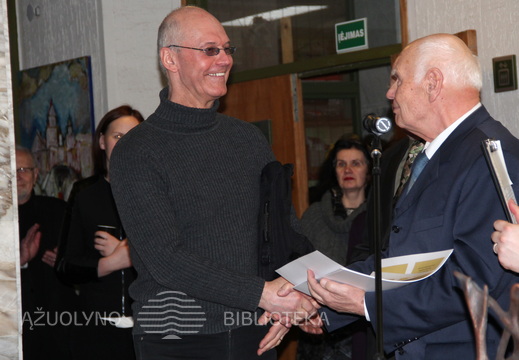 Apdovanojimų akimirka.