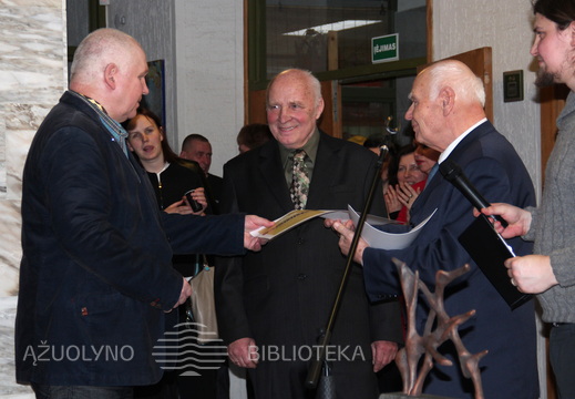 Parodos organizatoriai Vilius Ksaveras Slavinskas ir Vytautas Lagunavičius sveikina tapytoją Arvydą Palevičių