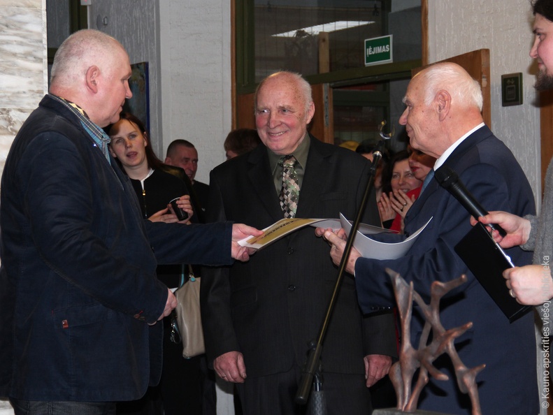 Parodos organizatoriai Vilius Ksaveras Slavinskas ir Vytautas Lagunavičius sveikina tapytoją Arvydą Palevičių