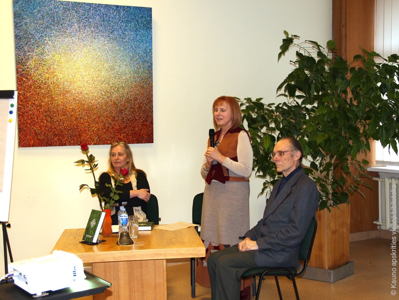 Vakaro vedėja Rimantė Tamoliūnienė, knygos autorė Rasa Ambraziejienė ir kultūrologas, etnologas, lektorius Aleksandras Žarskus. 