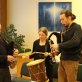 Senoviniais lietuvių liaudies instrumentais dūdmaišiais groja Jonas Misevičius, Veronika Tarasevičiūt, Laimonas Staškūnas.