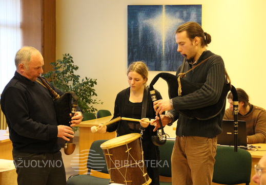 Senoviniais lietuvių liaudies instrumentais dūdmaišiais groja Jonas Misevičius, Veronika Tarasevičiūt, Laimonas Staškūnas.