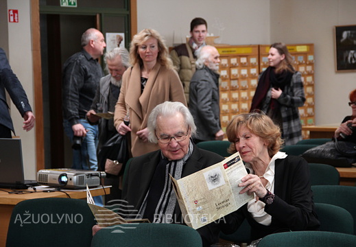 Renkasi svečiai. Grafikas Romualdas Čarna su žmona
