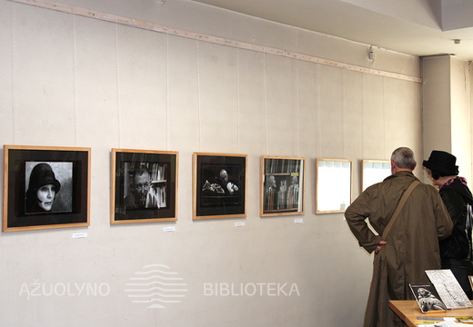 V. Tamoliūno fotografijų parodos "Kauno menininkai" fragmentas