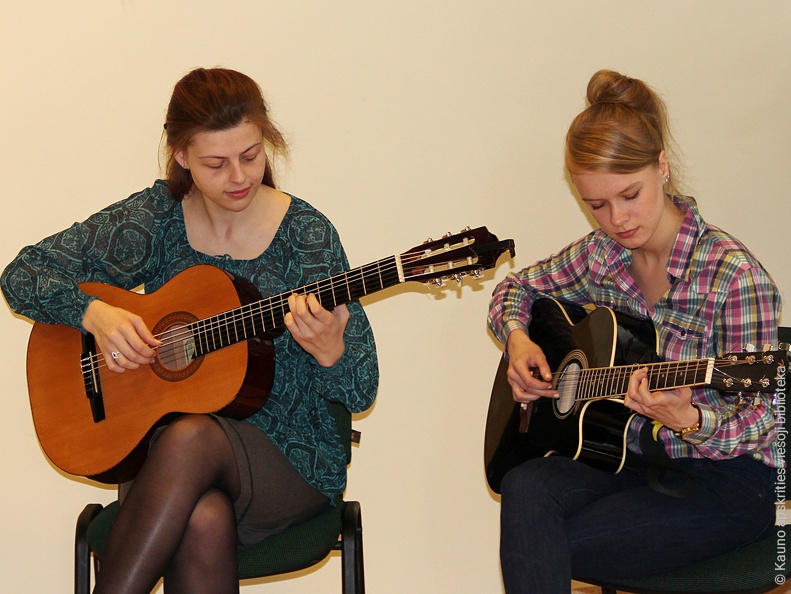 Kauno vaikų ir moksleivių laisvalaikio rūmų Klasikinės gitaros studijos narės Birutė ir Živilė