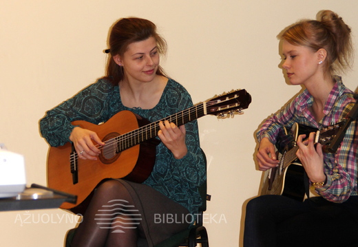 Kauno vaikų ir moksleivių laisvalaikio rūmų Klasikinės gitaros studijos narės Birutė ir Živilė