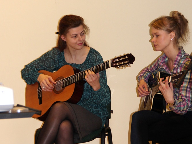 Kauno vaikų ir moksleivių laisvalaikio rūmų Klasikinės gitaros studijos narės Birutė ir Živilė