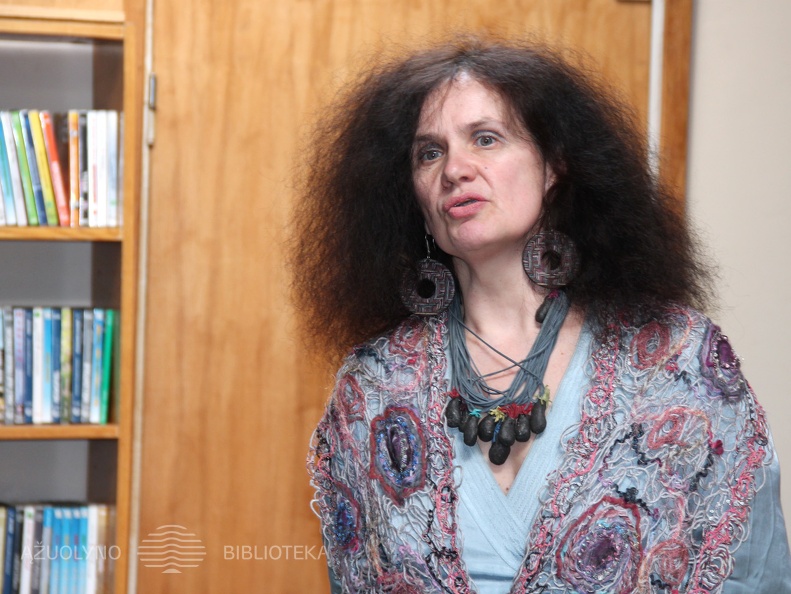 Režisierių pristato Vokiškų ir šveicariškų leidinių bibliotekos darbuotoja V.Korn