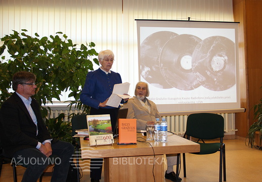 Fone matome atrastų Kauno radiofono įrašų fotografiją