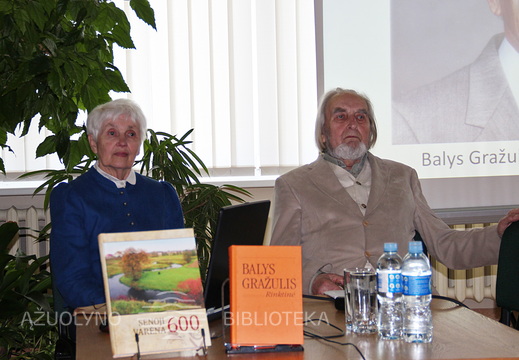 Bronė Masaitienė ir knygos sudarytojas Vytautas Girdzijauskas