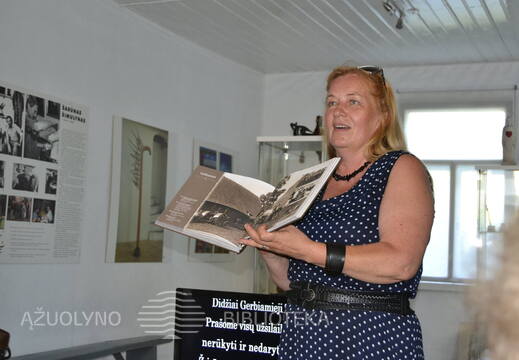 Knygos sudarytoja Rimantė Tamoliūnienė pristato leidinį