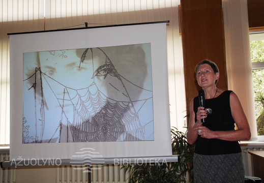 Knygos sudarytoja, poetės sesuo bei iliustruotoja Gražina Pašakarnienė