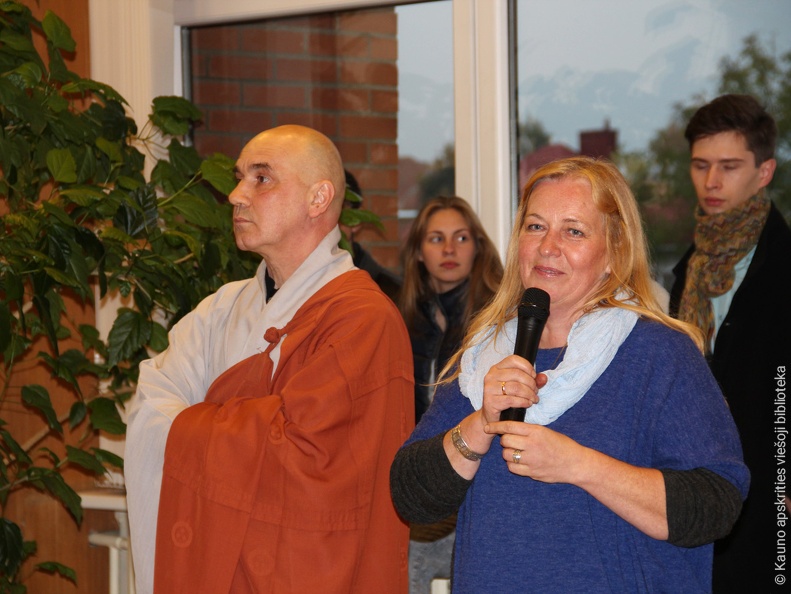 Vienuolis Bo Haeng ir menotyrininkė Rimantė Tamoliūnienė