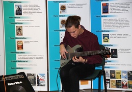 Bosine gitara improvizuoja Karolis Brežinskasa