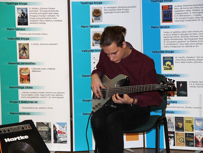 Bosine gitara improvizuoja Karolis Brežinskasa